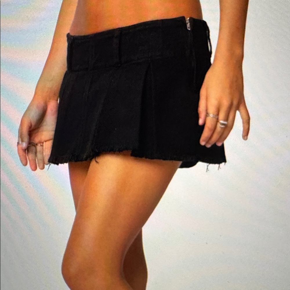 EDIKTED Low-Rise Pleated Cotton Denim Mini Skort - Picture 3 of 10